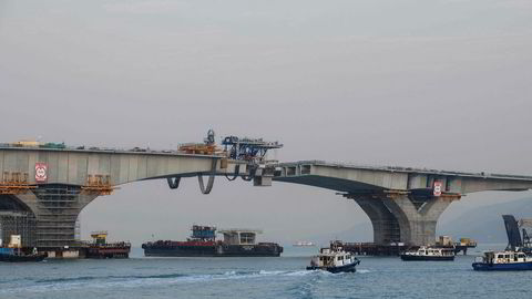 Reisetiden mellom Hong Kong og Zhuhai i Sør-Kina vil bli redusert fra fire timer til vel en halvtime når Hong Kong-Zhuhai-Macau Bridge (HKZMB) åpner om kort tid etter forsinkelser og kostnadsoverskridelser.