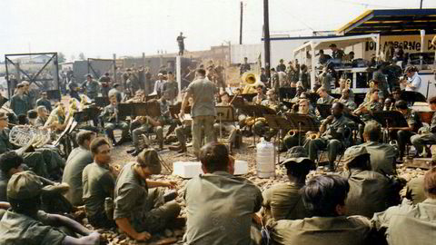 Moralsk støtte. The Army Band ble fløyet inn for å spille julemusikk for soldatene på Tan Nhut-luftfartsbasen i slutten av desember 1970. Musikk kan brukes til å holde moralen oppe, men også i mørkere øyemed.