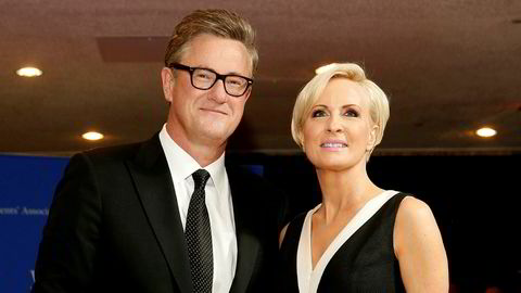 Tv-vert og tidligere kongressmedlem Joe Scarborough (venstre) melder seg ut av Det republikanske partiet. Til høyre medprogramleder Mika Brzezinski.