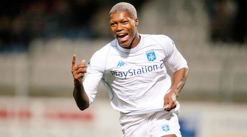 Spiller. Djibril Cissé, fra tiden i franske Auxerre, i hvit Playstation 2-drakt.