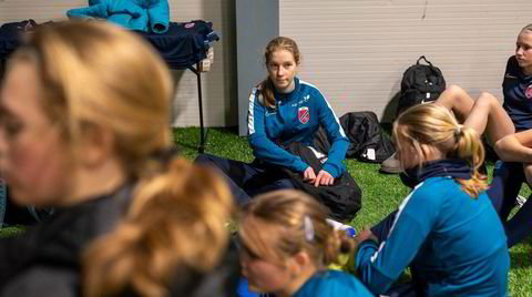Kersti Nüschen har et mål om å bli profesjonell fotballspiller, og kjemper om å bli tatt ut til landslagstroppen. Jentene på kretslaget er hennes hjelpere og konkurrenter.