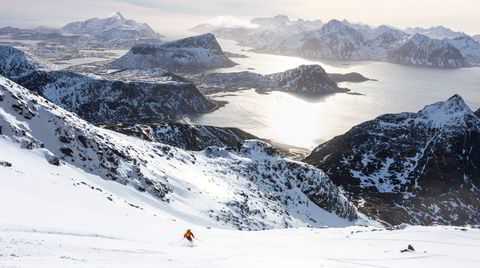 Himmel og hav. Nedkjøringen fra Himmeltinden, vestover i Lofoten på Vestvågøy, byr på såkalt zipper crust-snø og makeløst skue. Men langt til havs snur det fort.