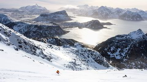 Himmel og hav. Nedkjøringen fra Himmeltinden, vestover i Lofoten på Vestvågøy, byr på såkalt zipper crust-snø og makeløst skue. Men langt til havs snur det fort.