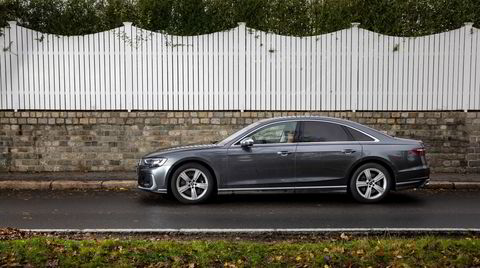 5,19 meter lange Audi S8 passer fremdeles godt inn i sobre villastrøk.