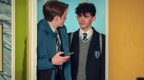Romantikk på en engelsk kostskole ender høyst trolig med suksess for Netflix-serien «Heartstopper». Kit Connor (til venstre) spiller Nick Nelson, mens Joe Locke er Charlie Spring.