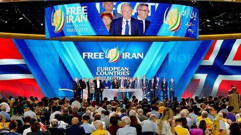 Den tidligere Krf-politikeren og forretningsmannen Lars Rise holder tale under Folkets Mujahedins store samling i Paris i 2018. I bakgrunnen følger Arbeiderpartiets Marit Nybakk med på Rises lovprisning av Maryam Rajavi. En iransk regimeagent skulle bombe møtet.
