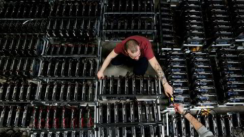 Ansatte ved Bitminer Factory i Firenze, en fabrikk for utvinning av kryptovaluta. Fabrikken er trolig langt mindre lønnsom i dag enn for 72 timer siden.
