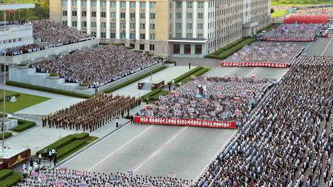 Ordkrigen mellom Nord-Korea og USA fortsetter. Bildet er tatt onsdag denne uken av Nord-Koreas offisielle nyhetsbyrå (KNCA) og viser et opptog på Kim Il-Sung-plassen til støtte for landets fasthet overfor USA.