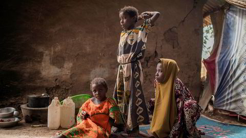 Bildet er tatt i august 2017 i flyktningleiren Kakuma og viser de somaliske flyktningjentene (f.v.) Maryan Maday Jeylani (6), Halima Alwahab Mohamed (10), og Maka Abdiwahab Mohamed (12), i deres hjem i leiren. Deres mor gikk gjennom en ti år lang prosess og var endelig godkjent for å reise til USA da nye strengere regler ble innført.