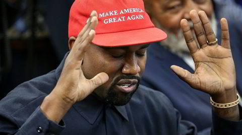 Supermann. Rapper og designer Kanye West hadde på seg en MAGA-kaps under et møte med Donald Trump i Det hvite hus i 2018. Da han selv valgte å stille til presidentvalget i 2020, innrømmet han til Forbes at han hadde lagt den røde kapsen på hyllen.