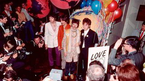 Abbey Road. Dagen før den direktesendte opptredenen som skal resultere i hitsingelen «All You Need is Love», poserer The Beatles for pressen i Abbey Road studios.