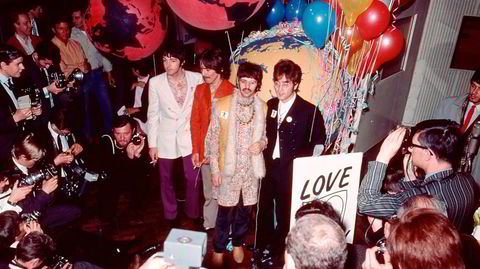 Abbey Road. Dagen før den direktesendte opptredenen som skal resultere i hitsingelen «All You Need is Love», poserer The Beatles for pressen i Abbey Road studios.