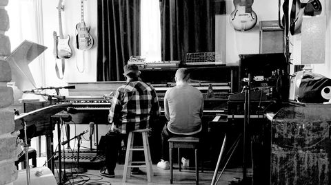 Pharoah Sanders (til høyre) og Sam «Floating Points» Shepherd i studio.