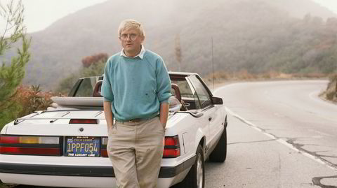 Stil- og bilsikker. Billedkunstneren David Hockey kler en Ford Mustang like godt som bilen kler ham. Her avbildet i 1988.