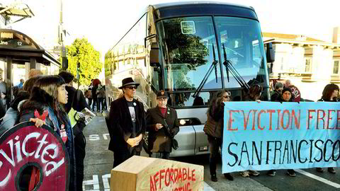 Stadig flere flytter fra Silicon Valley. Bildet er fra en tidligere demonstrasjon protest i San Francisco som hindret en buss full at it-arbeidere fra å forlate holdeplassen. Protestene dreide seg både om trafikkproblemer og at alle it-arbeiderne driver opp boligprisene i området.