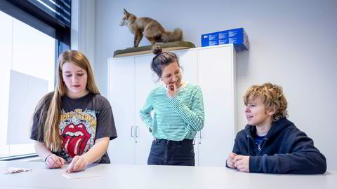 Barneskoleelevene Olivia (12) og David (13) synes det er befriende å delta i gruppen for spesielt evnerike barn. Her er de sammen med lærer Marthine Sletten Veberg.