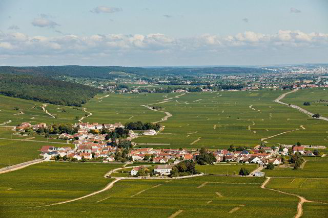 Landsbyen Morey-Saint-Denis nærmest bader i noen av verdens beste vinmarker.