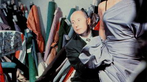 Drapering. Christian Dior på sitt atelier sammen med en av sine faste modeller, Sylvie Hirsch, i 1948.