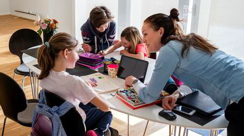 Therese (9), Daniel (12), Amalie (7) og Karoline Steenbuch Lied (44) har hjemmeskole og hjemmekontor.