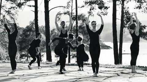 Improvisert. Høvik Ballett var fast inventar på Henie Onstad Kunstsenter i 20 år. Kompaniet gikk i dialog med både arkitektur, jazz-musikk og kunstverk når de improviserte koreografier. Senere turnerte gruppen på skoler, gamlehjem og i fengsler – og er den første dansegruppen i Norge som har fått støtte til turnévirksomhet.