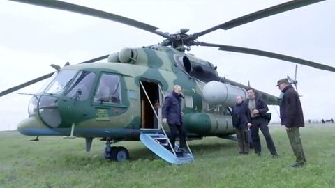 President Vladimir Putin forlater her et helikopter på besøk i Kherson-regionen, som Russland okkuperer, hevder offisielle kilder.