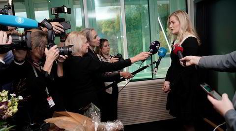 Justis- og beredskapsminister Emilie Enger Mehl fikk nøklene til sitt nye kontor torsdag ettermiddag, foran et uvanlig stort oppbud av reportere.