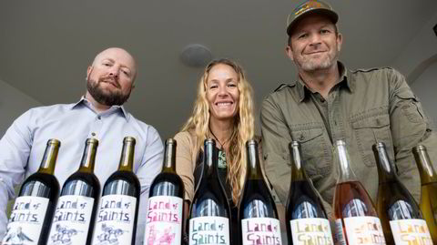 Det kommer et bredt utvalg vin fra Land of Saints. Bak står fra venstre Manuel Cuevas, og Angela og Jason Osborne.