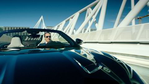 Adam koser seg i sin Jaguar F-Type P300, en av flere biler i «Exit» som også DNs biltester har hatt gleden av å prøve.