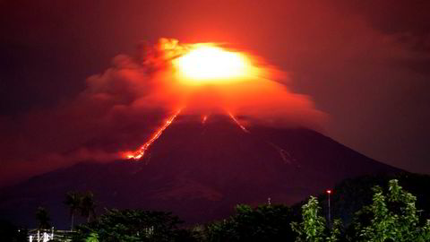 Lava renner nedover fra vulkanen Mayon natt til tirsdag. Nå fryktes et større utbrudd.