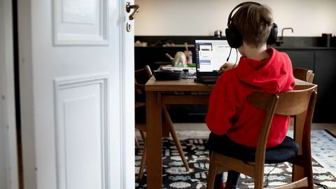 Etter at skoler og barnehager over hele landet ble stengt grunnet koronapandemien, har både elever mange foreldre måttet jobbe hjemmefra.
