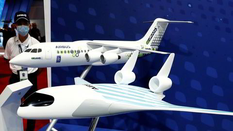 En modell av Airbus elfly E-Fan X (bak) ble fremvist på Singapore Airshow 11. februar i år.