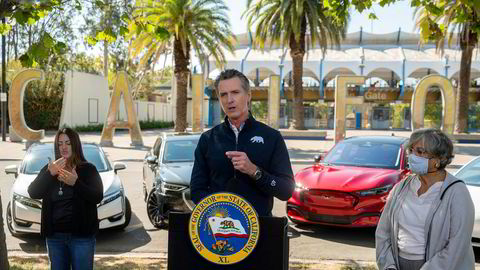 California-guvernør Gavin Newsom kunngjorde onsdag lokal tid at biler solgt i delstaten skal være utslippsfri innen 2035.