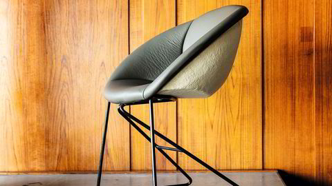 Gjenbruk. 35 originale Popcorn-stoler, designet av Sven Ivar Dysthe til museumsåpningen i 1968, er trukket om og satt i stand.
