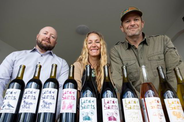 Det kommer et bredt utvalg vin fra Land of Saints. Bak står fra venstre Manuel Cuevas, og Angela og Jason Osborne.
