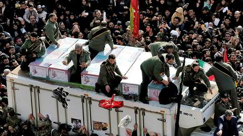 Kisten til den iranske generalen Qasem Soleimani, og andre som ble drept av en amerikansk drone sist fredag, ble mottatt av flere hundre tusen mennesker i Teheran på mandag. Iran lover hevn mot USA.