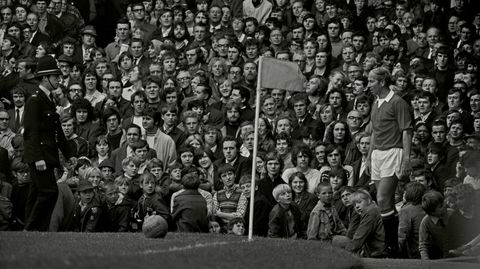 Bobbier. Bobby Charlton i ferd med å ta et hjørnespark foran et hav av ansikter på Molineux Stadium. – Da jeg tok bildet, husker jeg at jeg la merke til at politimannen til venstre i bildet beveget seg mot Charlton. I England kalles politimenn en «Bobby», så det var to Bobbier i bildet, forteller Peter Robinson.