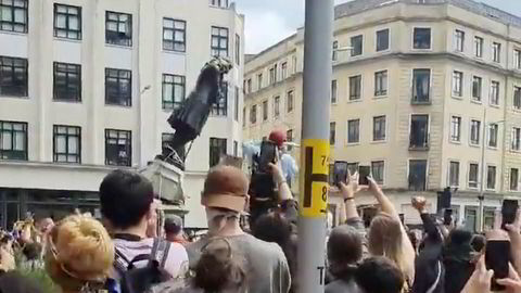 Statuen av kapitalisten og slavehandleren Edward Colston ble revet under protestene mot politivold og rasisme i Bristol på søndag.