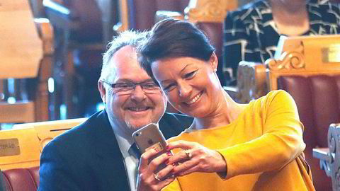 Høyre var klar for å la Line Henriette Holten (KrF) bli riksrevisor. Her tar hun en selfie i fjor med daværende innvandrings- og integreringsminister Per Sandberg (Frp) før en spørretime i Stortinget. Men det var nettopp Frp som hindret Holten fra å bli riksrevisor.