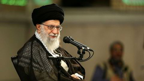 Irans leder Ali Khamenei sier Iran trekker seg fra avtalen hvis USA gjør det