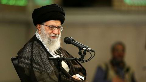 Irans leder Ali Khamenei sier Iran trekker seg fra avtalen hvis USA gjør det