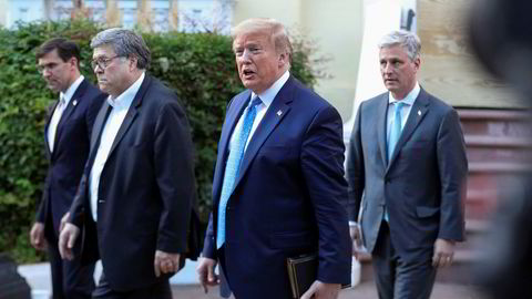 President Donald Trump med (fra venstre) forsvarsminister Mark Esper, justisminister Bill Barr og nasjonal sikkerhetsrådgiver Robert O'Brien på vei til å ta de omstridte bildene foran kirken St. John's Episcopal Church i Washington mandag.