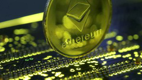 Kursene på digitale valutaer stuper. Det er ikke bare bitcoin. Ethereum har falt med en tredjedel på ett døgn og mer enn halvert på en uke.