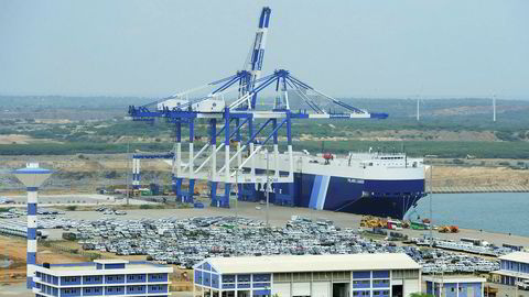 Statseide kinesiske selskaper kontrollerer dypvannshavnen Hambantota på Sri Lanka etter å ha betalt vel ni milliarder kroner for 70 prosent av aksjene. Sri Lanka spiller en nøkkelrolle i utviklingen av den nye kinesiske maritime silkeveien gjennom Det indiske hav.
