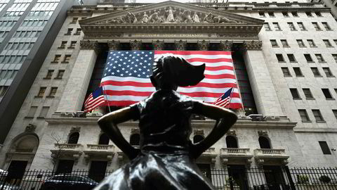 Wall Street-indeksene steg kraftig tirsdag, etter at det er stadig økende håp om at en krisepakke til økonomien skal bli godkjent av Senatet. Avbildet er statuen «The Fearless Girl» utenfor New York-børsen.