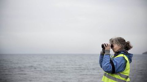 De ventende. På tyrkisk side venter flyktninger på en kyst som er klar for patruljerende skip. På motsatt side står Lisbeth Sagen Lundin og venter på at båtene skal komme. Hun er en del av et stort antall norske frivillige som reiser til den greske øya Lesbos for å hjelpe flyktninger trygt på land.