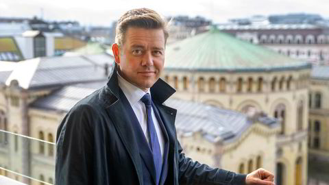 Debutant Johan Høst er til daglig tekstforfatter og kreativ leder i sitt eget reklamebyrå. Nå har Stig &amp; Stein Studio sikret seg filmrettighetene til hans debutroman.