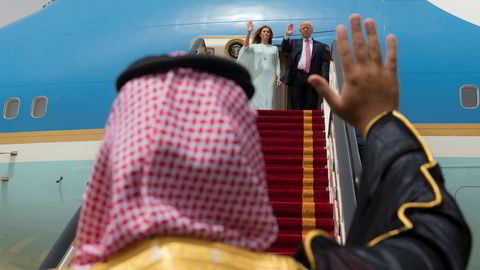 Donald Trump forlater her Saudi-Arabia på sin første utenlandsreise som president. Trump kritiserte under valgkampen Hillary Clinton for å ha mottatt penger fra landet, som han blant annet sa behandler kvinner som slaver og dreper homofile.