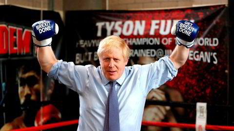 Storbritannias nye regjering beskylder statskanalen for skjev dekning av valget som Boris Johnson vant med klar margin.