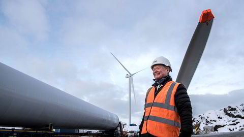Den første av fem vindmøller er montert når Asko styreformann Torbjørn Johannson besøker den nye vindmølleparken på Skurve utenfor Stavanger.