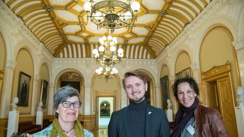 Ika Kaminka (fra venstre), Monica Ann Boracco og Freddy André Øvstegård er fornøyde, her i vandrehallen på Stortinget.